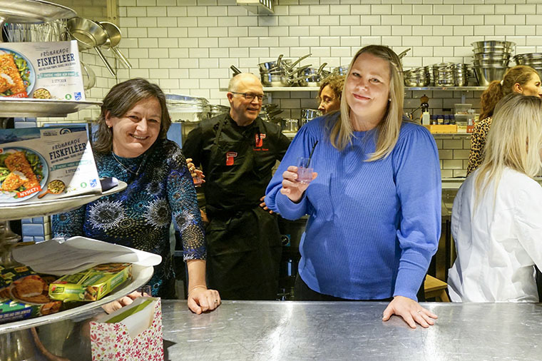 Viktoria Olsson, universitetslektor i mat- och m&aring;ltidsvetenskap, tillsammans med Sarah Forsberg, tv&aring; av forskarna fr&aring;n H&ouml;gskolan Kristianstad. Men flera andra l&auml;ros&auml;ten, f&ouml;retag och organisationer &auml;r med i forskningsprojektet om fingermat.