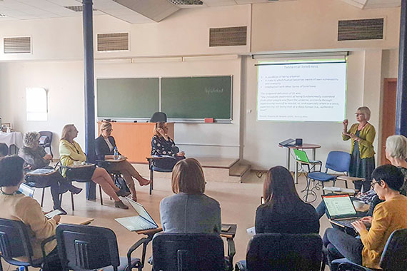 Anna-Karin Edberg f&ouml;rel&auml;ser under uppstartsm&ouml;tet i Polen.