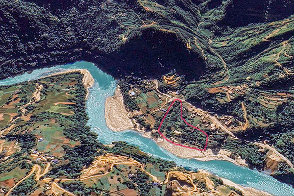 Floden Trishuli f&aring;r sin turkosa f&auml;rg fr&aring;n Himalayas sm&auml;ltande glaci&auml;rer i norr. D&auml;r den meandrar sig fram genom landskapet bildas vita sandbankar, som h&auml;r i Katauti Khola, d&auml;r Summit IL Academy &auml;ger 1,2 hektar mark.