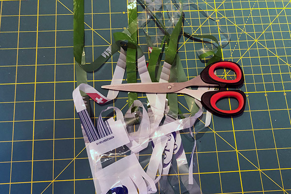 Klipp till en l&aring;ng sammanh&auml;ngande &rdquo;plarn-tr&aring;d&rdquo;.