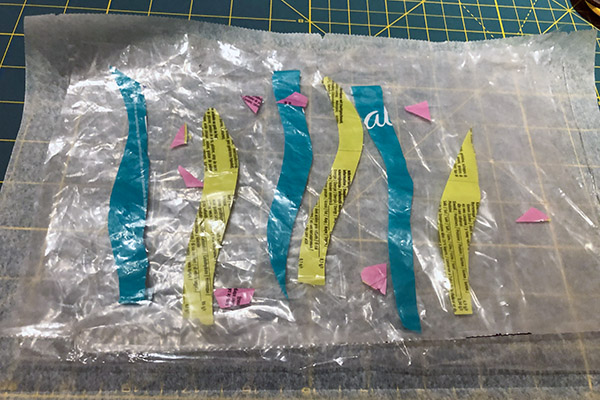 L&auml;gg plast fr&aring;n p&aring;sar och f&ouml;rpackningar i olika lager f&ouml;r ett &ouml;nskat m&ouml;nster.