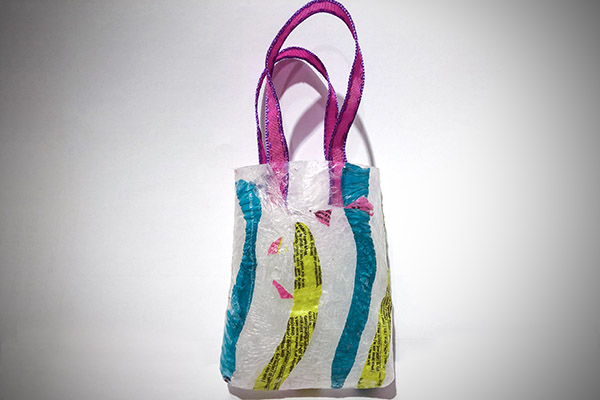 Plastv&auml;ska tillverkad av ihopsm&auml;lta plastp&aring;sar med &rdquo;fused-metoden&rdquo;, tillverkad av ett barn under Maries workshop.