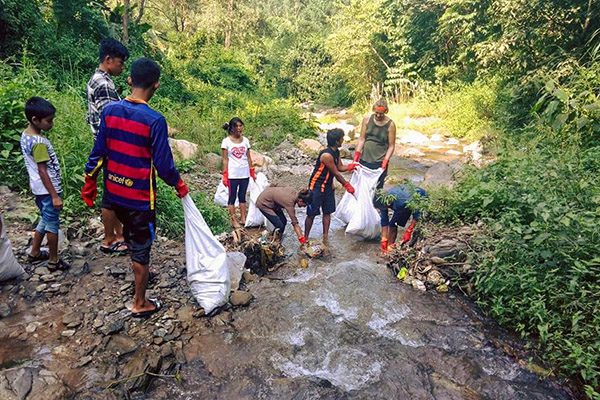 Skr&auml;pplockning vid b&auml;ck i Katauti Khola, Nepal.
