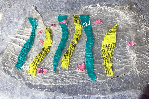 Stryk det plasten med strykj&auml;rn. Anv&auml;nd bakpl&aring;tspapper under och &ouml;ver plastlagren, ungef&auml;r som n&auml;r man stryker p&auml;rlplattor.