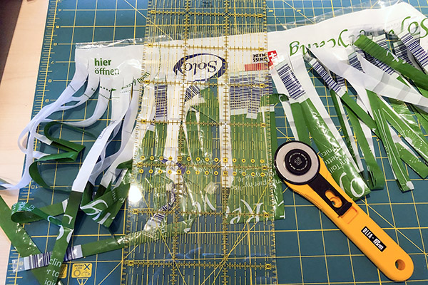 Sk&auml;r eller klipp plasten i smala remsor.