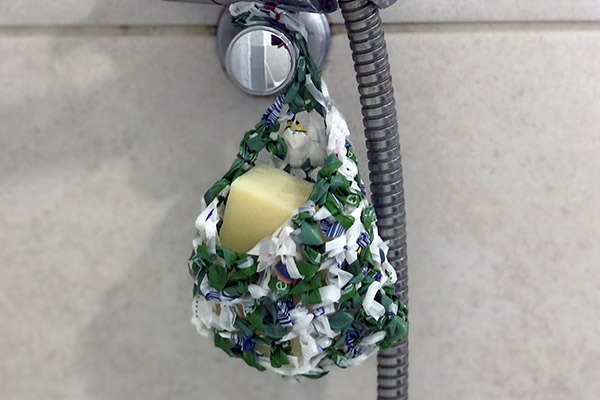 Tv&aring;lh&aring;llare tillverkad av plastf&ouml;rpackning f&ouml;r toalettrullar.