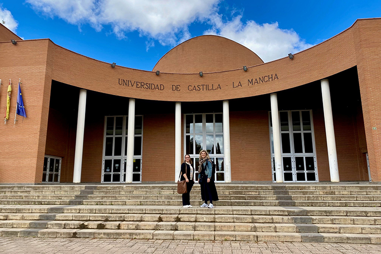 Emma Jynnesj&ouml; och Pia Thornberg p&aring; plats p&aring; University Castilla-La Mancha