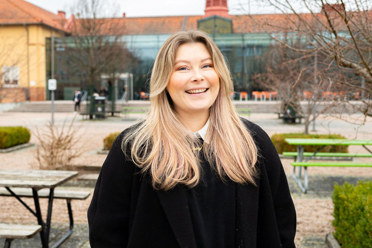 Nelly läser till lärare i åk 4-6