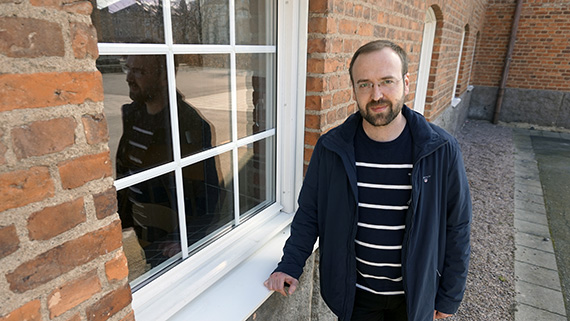Timurs Umans, biträdande professor i bolagsstyrning, menar att det är fantastiskt att högskolan Kristianstad kan producera toppartiklar som baseras på C- och D-uppsatser.