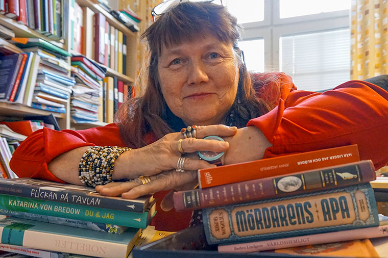 Mary Ingemansson bland b&ouml;cker.