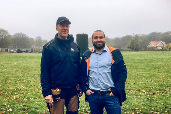 Slottstr&auml;dg&aring;rdsm&auml;stare Georg Grundsten och landskapsvetarstudenten Linus Hjertkvist d&auml;r blomster&auml;ngen kommer att anl&auml;ggas.