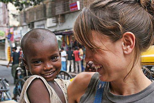 Student håller ett barn i famnen.