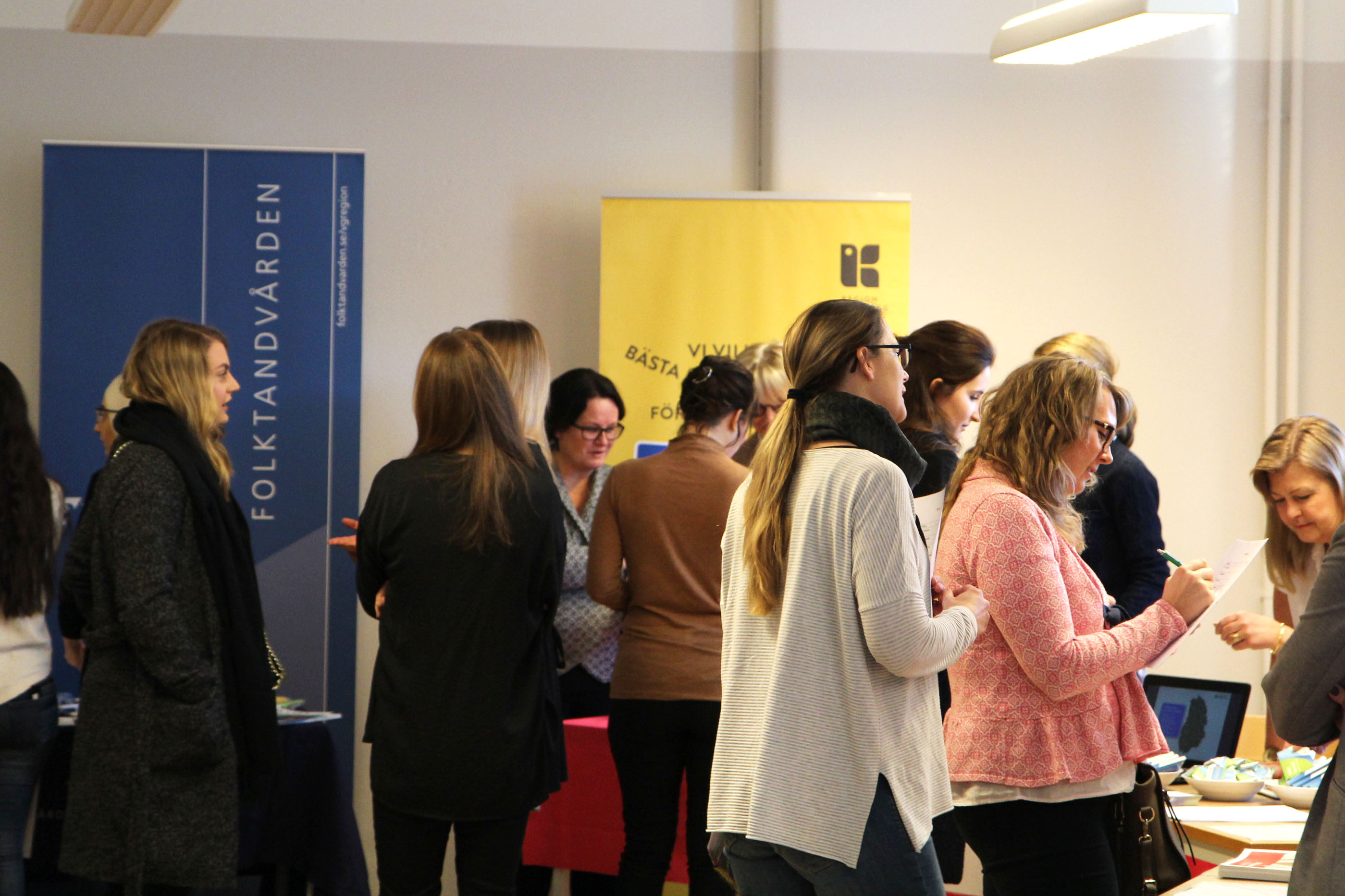 Tandhygieniststudenterna minglar med framtida arbetsgivare