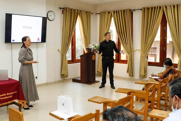 F&ouml;re och efter konferensen i Colombo h&ouml;ll Martin Persson och Emma Edberg Matei i v&auml;lbes&ouml;kta workshoppar, d&auml;r de presenterade kursmaterialet som ing&aring;r i den kommande utbildningen. H&auml;r p&aring; University of Peradeniya.