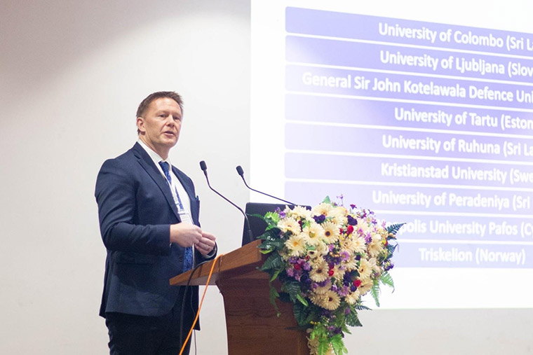 Projektet nEUROcare, som koordineras av H&ouml;gskolan Kristianstad, har nu kommit halvv&auml;gs. Detta uppm&auml;rksammades med en internationell konferens i Sri Lankas st&ouml;rsta stad Colombo, d&auml;r Martin Persson talade.