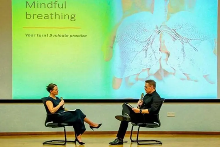 Martin Persson och Emma Edberg Matei i rollspel med varandra under en workshop i ACT p&aring; General Sir John Kotelawala Defence University (KDU).