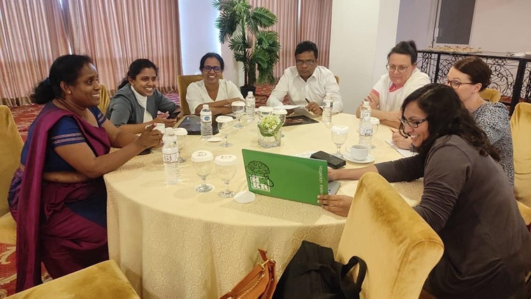 Under m&ouml;tet i Kandy diskuterar deltagarna i den personcentrerade modulen inneh&aring;llet i kursplanen.