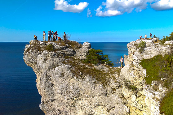 Personer på klippa vid havet.