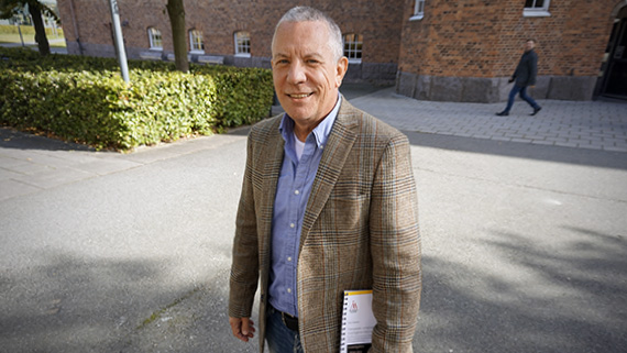 Som utredare av v&aring;lds- och sexualbrott blev polisen Kent Madsen intresserad av de inblandades psykiska v&auml;lbefinnande. Detta ledde s&aring; sm&aring;ningom till doktorandtj&auml;nst och nu doktorstitel.