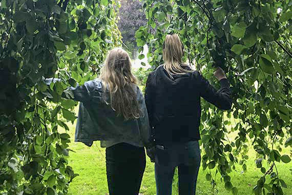 Flickor under träd.