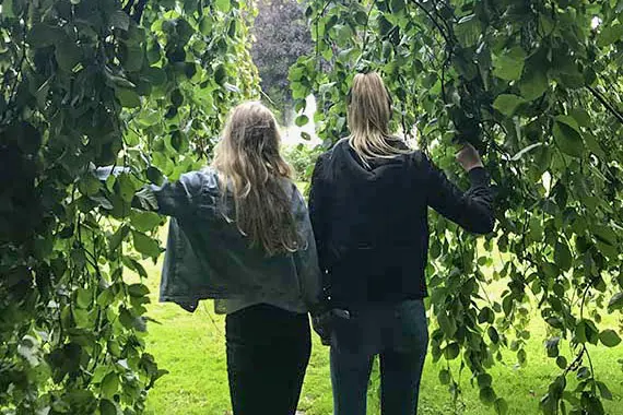 Flickor under träd.