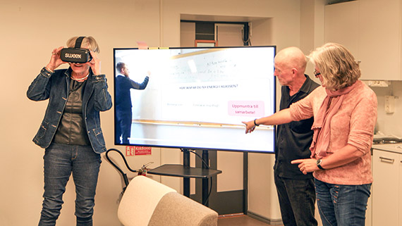 Barbro Bruce testar VR-glas&ouml;gonen och kan v&auml;xla mellan l&auml;rarstudentens och barnets perspektiv, samt ett neutralt.