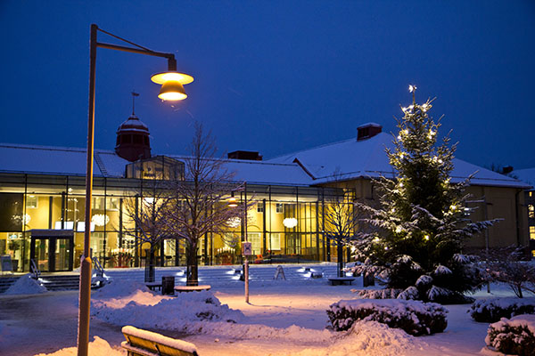 H&ouml;gskolan Kristianstad i vinterskrud.