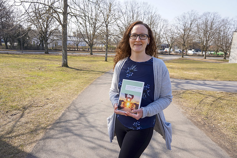 Christine E Laustsen med sin avhandling.