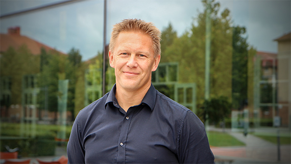 Skönhetsoperationer är kanske inget fel i sig, menar Martin Persson, men i många fall handlar det om att nå upp till orimliga ideal.