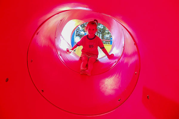 Naturvetenskap kan illustreras i termer av ett verb. I barnens &ouml;gon kan friktion handla om att glida.