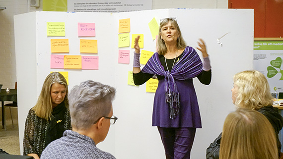 Färgglada lappar kom till nytta när utvecklingsstrateg Lena Hagerman beskrev temat visuell dialog under forskningsplattformen för Hälsa i Samverkans konferens.