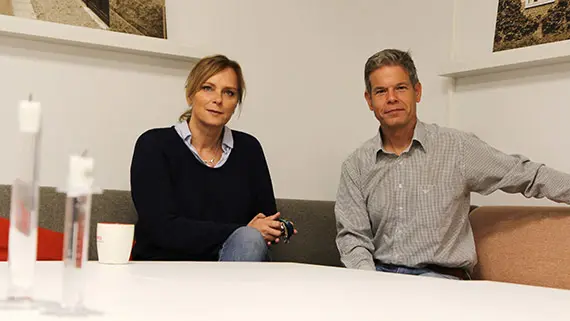 På lördag reser Lise-Lotte Nilsson och Fredrik Frisk mot Kina för att börja byggandet av en dubbel examen.