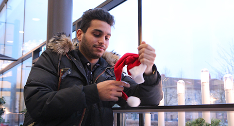 Muntadher Dakhil h&aring;ller i en tomteluva.