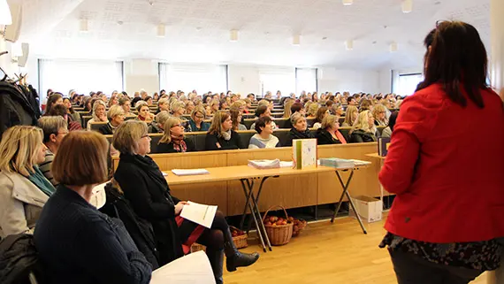 Aulan Fler folk än ordinarie sittplatser - aulan var mer än fullsatt.