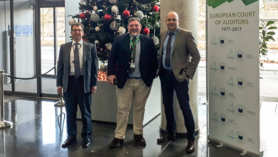 Marrku Pottonen (Principal Auditor, Investmment for Cohesion, Growth and Inclusion, ECA), Alfonso de la Fuente Garrigosa (Head of the Secretariat-General, ECA) och Giuseppe Grossi, professor i f&ouml;retagsekonomi med inriktning offentlig styrning.