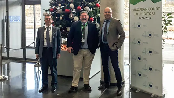 Marrku Pottonen (Principal Auditor, Investmment for Cohesion, Growth and Inclusion, ECA), Alfonso de la Fuente Garrigosa (Head of the Secretariat-General, ECA) och Giuseppe Grossi, professor i f&ouml;retagsekonomi med inriktning offentlig styrning.