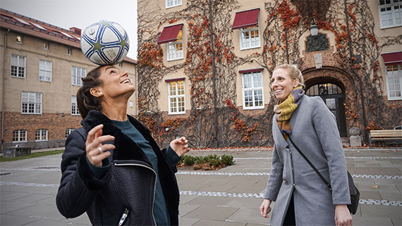 Många bollar i luften. När Lisa Klinga och Sandra Adolfsson inte försvarar Vittsjö GIK:s färger pluggar de på Högskolan Kristianstad som numera är ett Elitidrottsvänligt lärosäte.