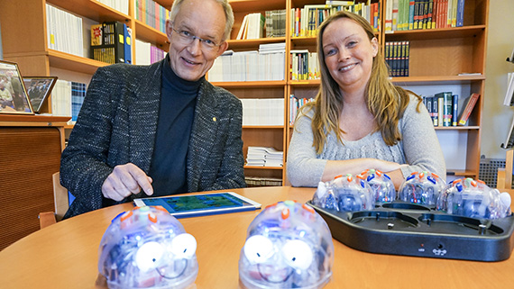 Andreas Redfors och Marie Fridberg menar att robotar och programmering kan användas som redskap för att öka barns intresse för de naturvetenskapliga ämnena.