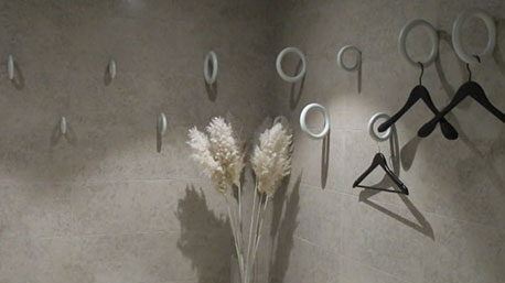 Belyst hörn med galgar.