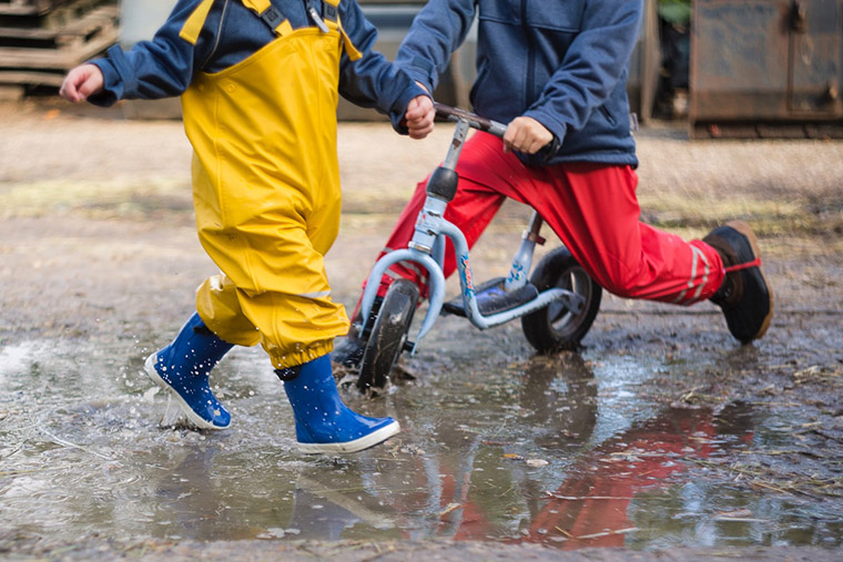 F&ouml;rskolebarn leker i vattenp&ouml;l.