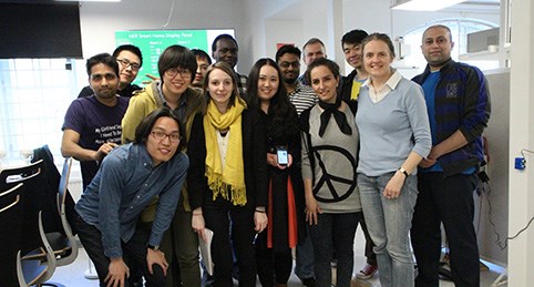 Studenter från magisterprogrammet i inbyggda system tillsammans med Kamilla och Daniel.