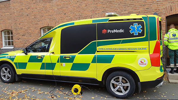 Ambulansen utanför hus 17 på campus.