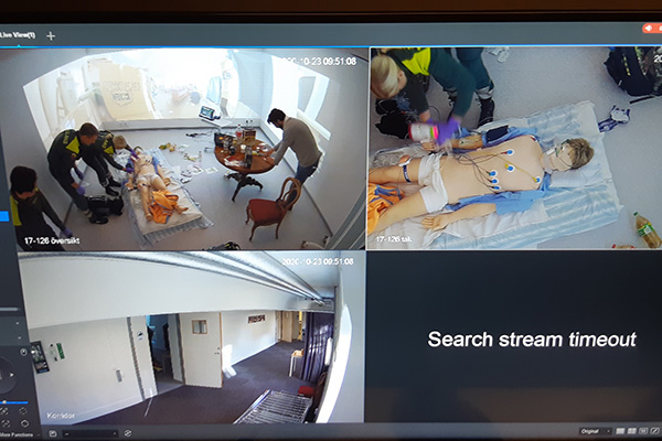 Simuleringen &ouml;vervakas och kontrolleras fr&aring;n kontrollrummet.