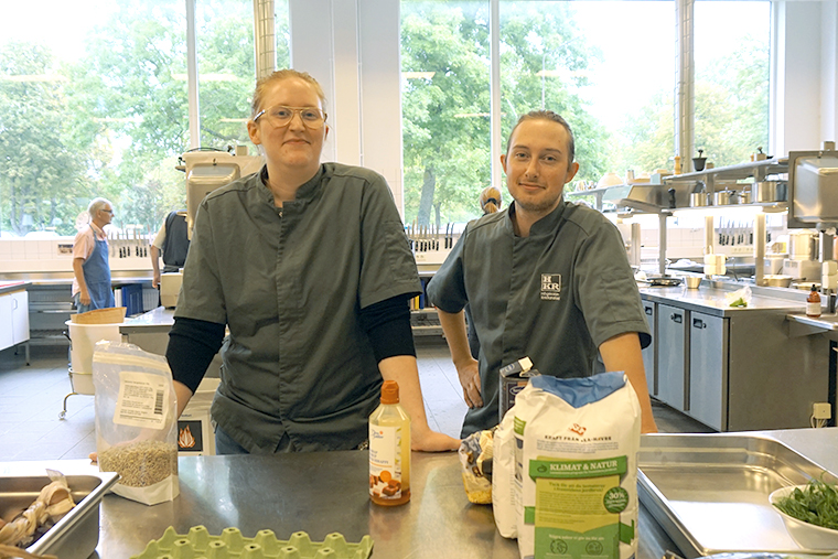 Studenterna Josefin och Elias i k&ouml;ket.