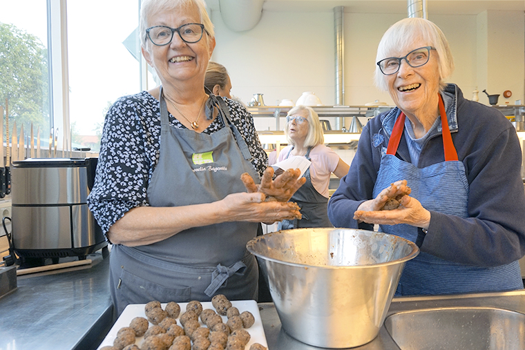 Christina och Brita rullar svartab&ouml;nbullar.
