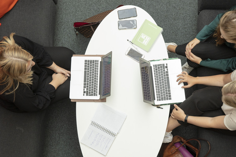 Bild på studenter i soffa