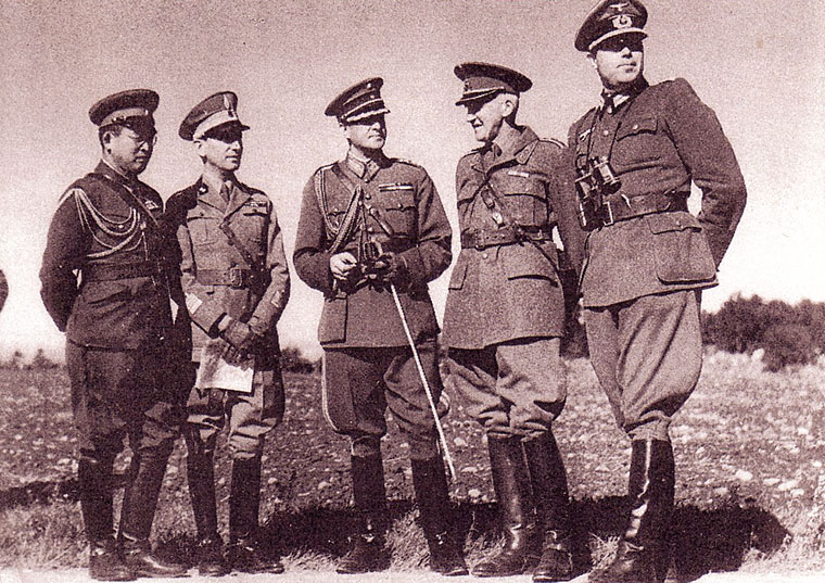 Sveriges &Ouml;B, general Th&ouml;rnell, med Japans milit&auml;rattach&eacute; i Stockholm, Makoto Onodera (till v&auml;nster).