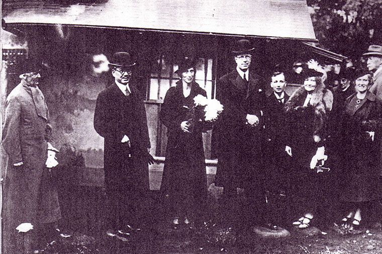 Kronprins Gustav Adolf inviger det japanska tehuset i Stockholm 1935.