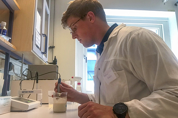 Sebastian m&auml;ter pH-v&auml;rdet. Konsumenterna gillar l&aring;g syra.