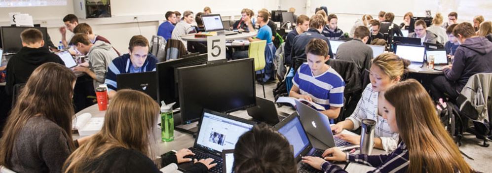 Studentaktivt med datorer.JPG